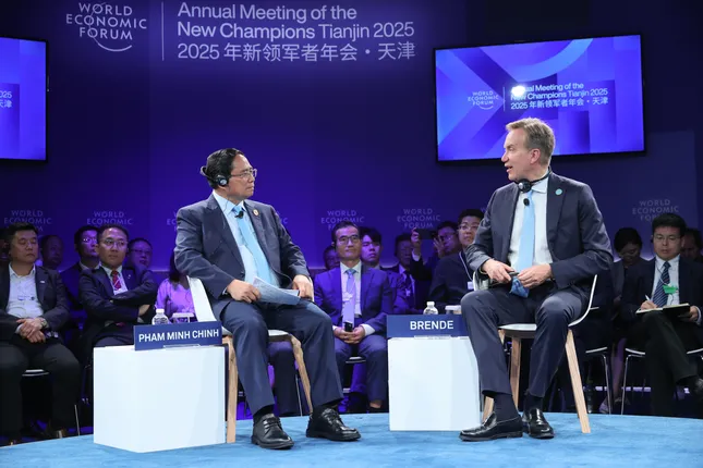 Thủ tướng Phạm Minh Chính trả lời câu hỏi &apos;nóng&apos; của Chủ tịch WEF ảnh 1