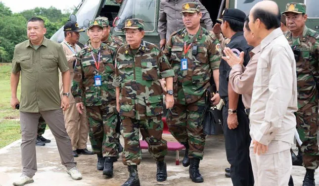Chủ tịch Thượng viện Campuchia Hun Sen thăm biên giới giữa căng thẳng với Thái Lan ảnh 2