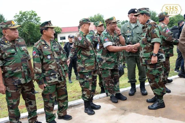 Chủ tịch Thượng viện Campuchia Hun Sen thăm biên giới giữa căng thẳng với Thái Lan ảnh 1