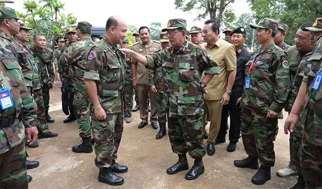 Ông Hun Sen chỉ đạo quân đội chuẩn bị cho xung đột, kêu gọi dân đào hào ảnh 1