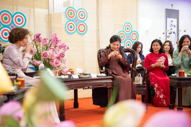 Phu nhân Ngô Phương Ly cùng Tổng giám đốc UNESCO dự triển lãm đặc biệt ảnh 2