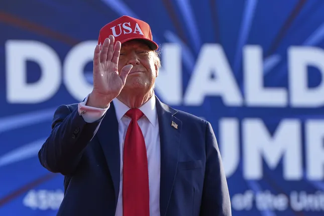 Tổng thống Mỹ Trump nói sẽ bắt đầu gửi thư áp thuế với các đối tác từ hôm nay ảnh 1