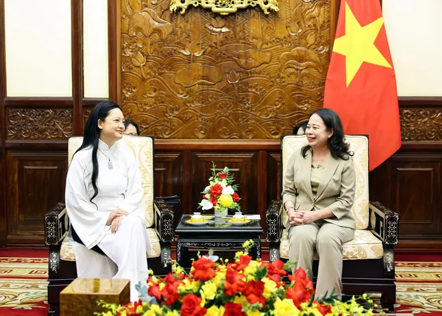 Nữ phi hành gia gốc Việt đầu tiên bay vào vũ trụ bàn giao hạt giống sen cho Việt Nam ảnh 1