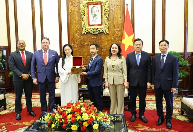 Nữ phi hành gia gốc Việt đầu tiên bay vào vũ trụ bàn giao hạt giống sen cho Việt Nam ảnh 2