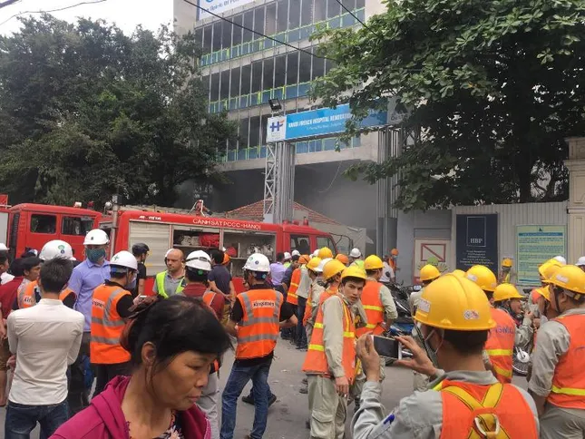 Cháy lớn tại công trường bệnh viện Việt Pháp, công nhân chạy tán loạn ảnh 1