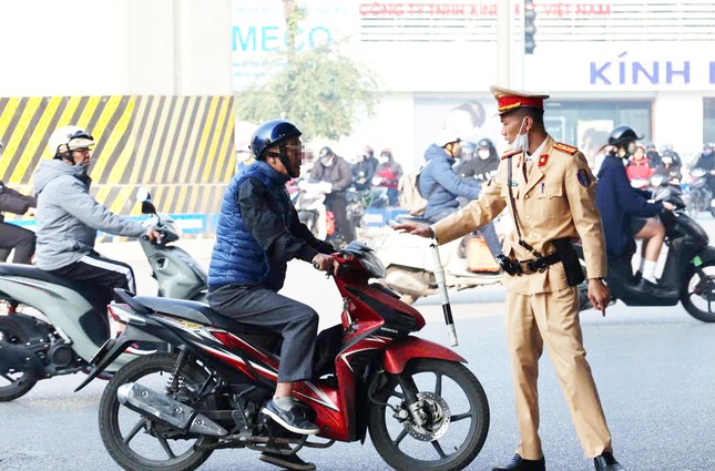 Hà Nội: Vì sao nhiều người vẫn lao xe máy lên vỉa hè, bất chấp mức phạt cao? ảnh 3