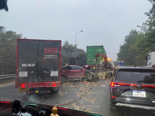 Tai nạn liên hoàn trên Đại lộ Thăng Long, giao thông ùn tắc kéo dài ảnh 1