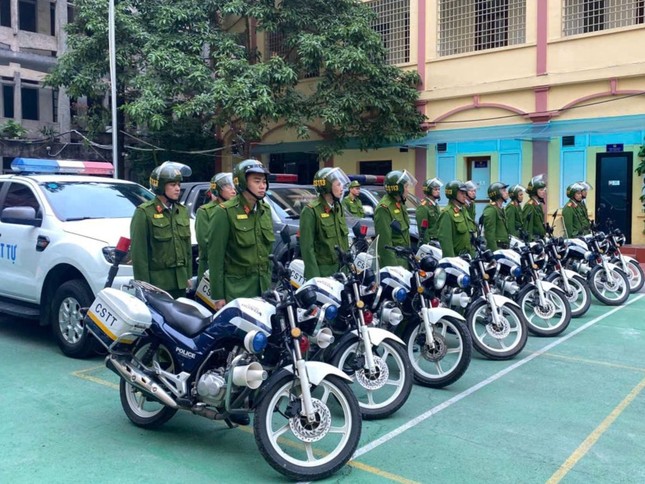 Công an Hà Nội huy động lực lượng xử lý hành vi đốt pháo trái phép đêm giao thừa ảnh 1