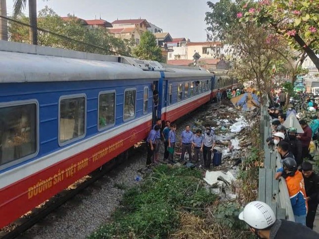 Hà Nội: Người đàn ông đi xe máy tử vong sau va chạm với tàu hỏa ảnh 1