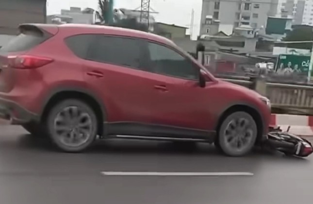 Triệu tập tài xế Mazda CX5 kéo lê xe máy trên đường phố Hà Nội ảnh 1