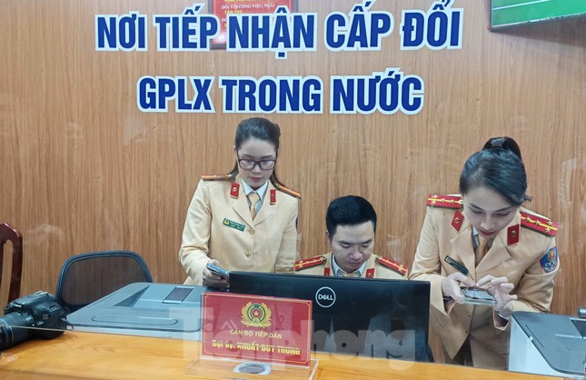 Ngày đầu CSGT thực hiện cấp, đổi GPLX: Toàn quốc tiếp nhận gần 400 hồ sơ ảnh 1