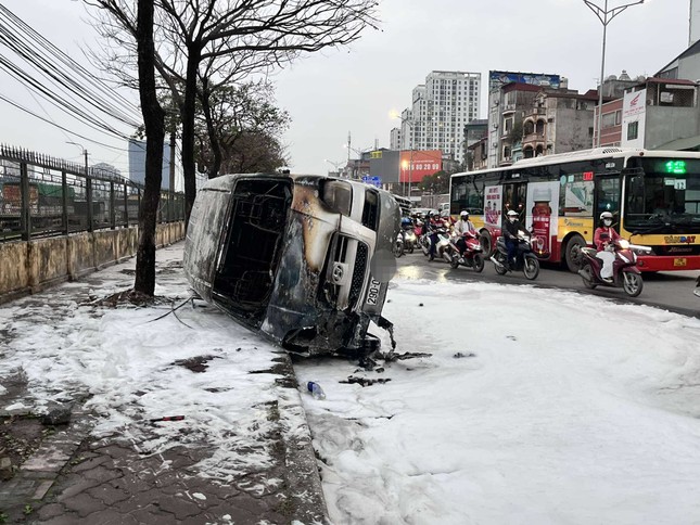 Hà Nội: Ô tô cháy rụi trên đường Giải Phóng ảnh 1