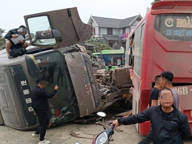 Hà Nội: Ba ô tô hư hỏng nặng sau va chạm liên hoàn ảnh 1