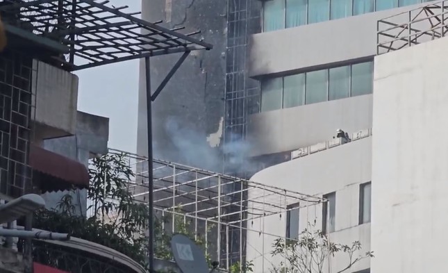 Hà Nội: Lửa cháy cuồn cuộn ở tòa nhà số 1 Thái Hà ảnh 3