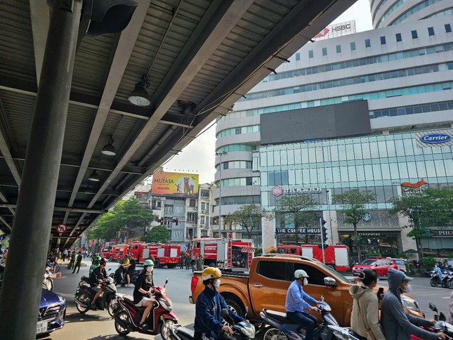 Hà Nội: Lửa cháy cuồn cuộn ở tòa nhà số 1 Thái Hà ảnh 6