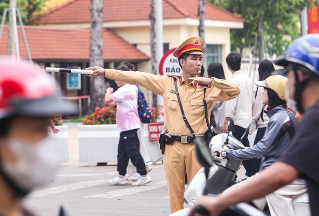 Ngày đầu nghỉ lễ: Lưu lượng phương tiện tăng đột biến ảnh 1