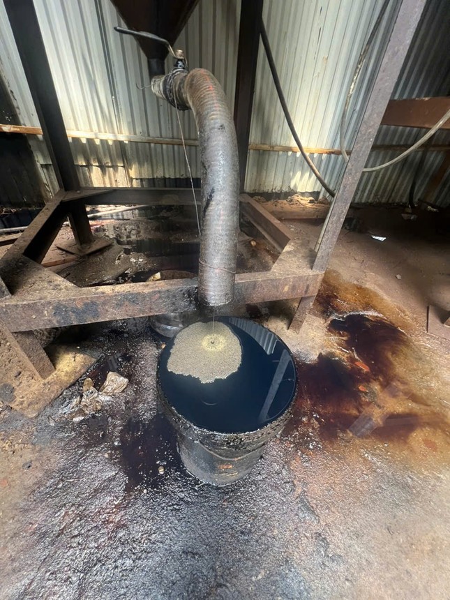 Khởi tố vụ xưởng sản xuất dầu tái chế đổ trộm chất thải nguy hại ảnh 2