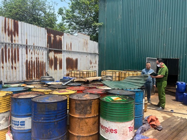 Khởi tố vụ xưởng sản xuất dầu tái chế đổ trộm chất thải nguy hại ảnh 1