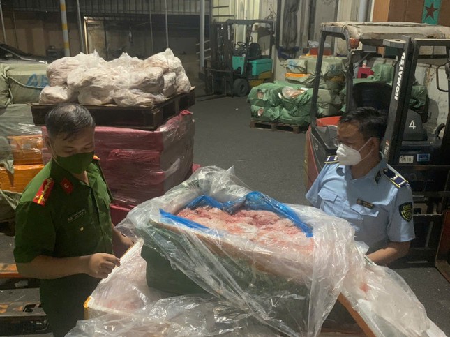 Hà Nội: Phát hiện hơn 7 tấn &apos;thực phẩm bẩn&apos; trứng non, tràng lợn đông lạnh ảnh 1