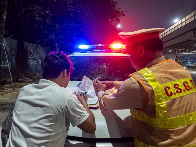 CSGT Hà Nội tuần tra đón lõng loạt xe quá tải ảnh 9