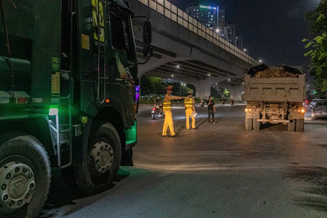CSGT Hà Nội tuần tra đón lõng loạt xe quá tải ảnh 7