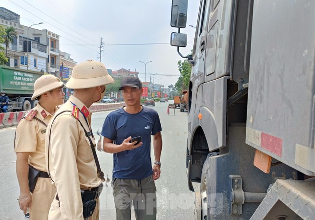 CSGT Hà Nội tuần tra đón lõng loạt xe quá tải ảnh 2