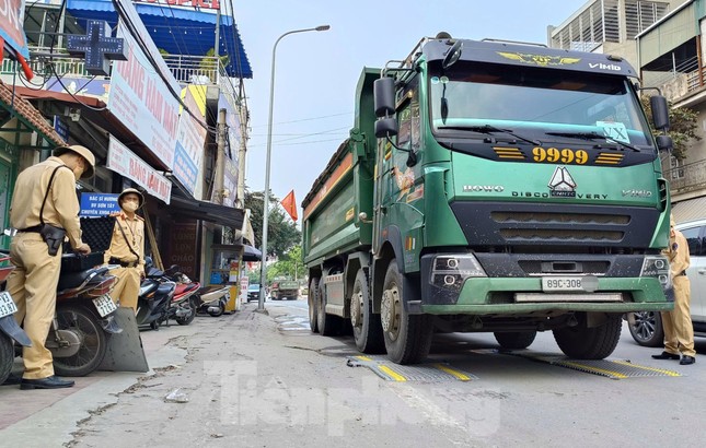 CSGT Hà Nội tuần tra đón lõng loạt xe quá tải ảnh 1