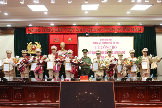 30 lãnh đạo cấp phòng và tương đương thuộc Công an Hà Nội nghỉ hưu trước tuổi ảnh 1