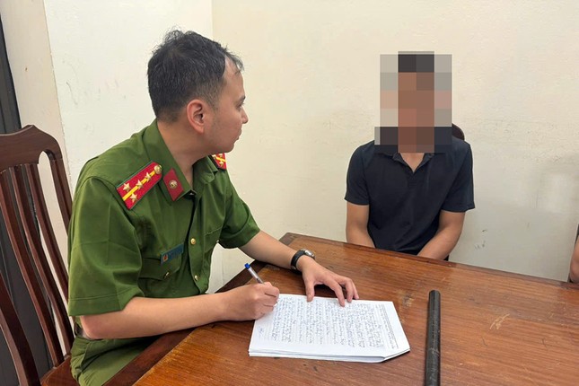 Hà Nội: Xác định đối tượng đi ô tô dùng gậy sắt đánh vào mặt người phụ nữ dừng xe ven đường ảnh 1