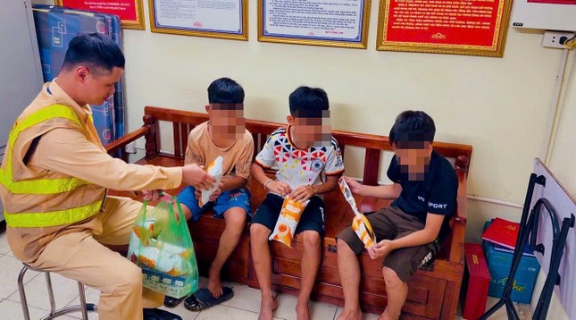 Hà Nội: 3 cháu bé rủ nhau đạp xe đi chơi quên đường về được CSGT giúp đỡ ảnh 2