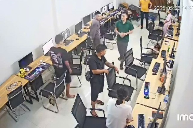 Hà Nội: Tạm đình chỉ công tác cán bộ công an phường bị tố đánh một cô gái ảnh 1