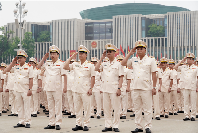 Công an Hà Nội biểu dương, tôn vinh gương điển hình trong phong trào thi đua ‘Vì an ninh Tổ quốc’ ảnh 7