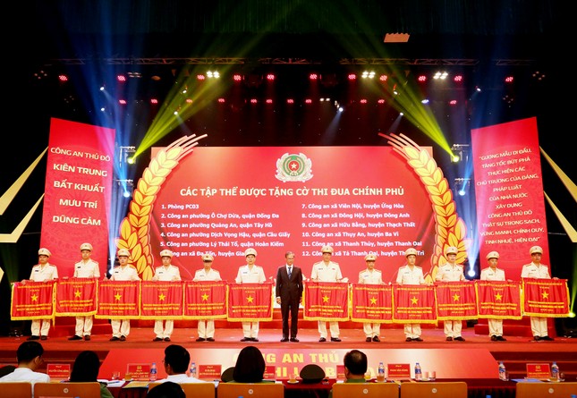 Công an Hà Nội biểu dương, tôn vinh gương điển hình trong phong trào thi đua ‘Vì an ninh Tổ quốc’ ảnh 2