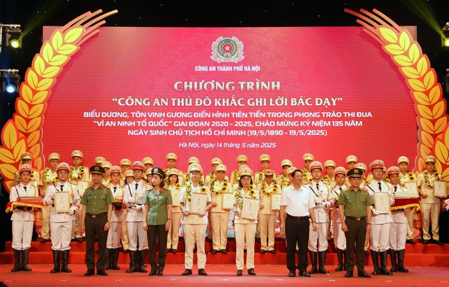 Công an Hà Nội biểu dương, tôn vinh gương điển hình trong phong trào thi đua ‘Vì an ninh Tổ quốc’ ảnh 3