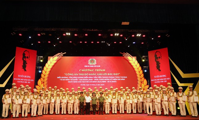 Công an Hà Nội biểu dương, tôn vinh gương điển hình trong phong trào thi đua ‘Vì an ninh Tổ quốc’ ảnh 4