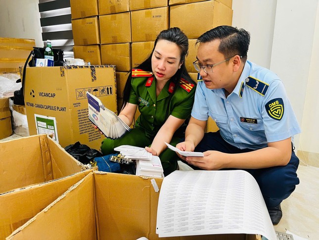 Công an Hà Nội thu giữ hơn 100 tấn hàng hóa thực phẩm chức năng, thiết bị y tế giả ảnh 1