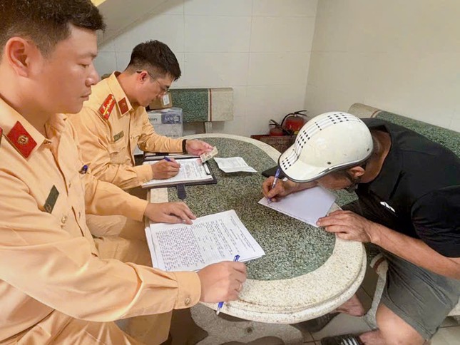 Vụ bó sắt hơn 10m rơi xuống đường ở Hà Nội: Tài xế và chủ phương tiện bị phạt hơn 40 triệu đồng ảnh 2
