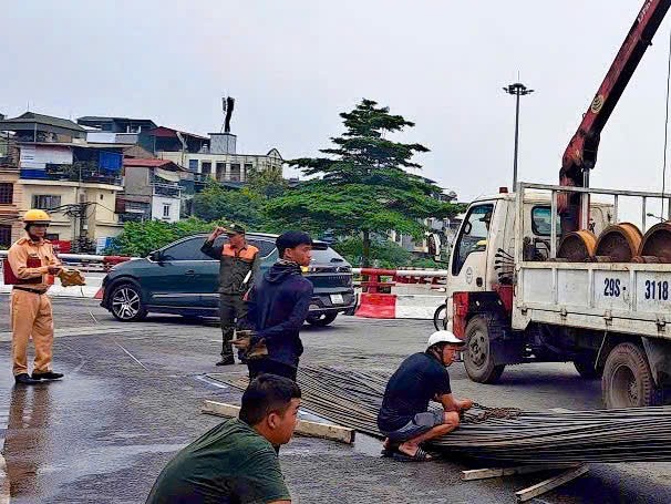 Vụ bó sắt hơn 10m rơi xuống đường ở Hà Nội: Tài xế và chủ phương tiện bị phạt hơn 40 triệu đồng ảnh 1
