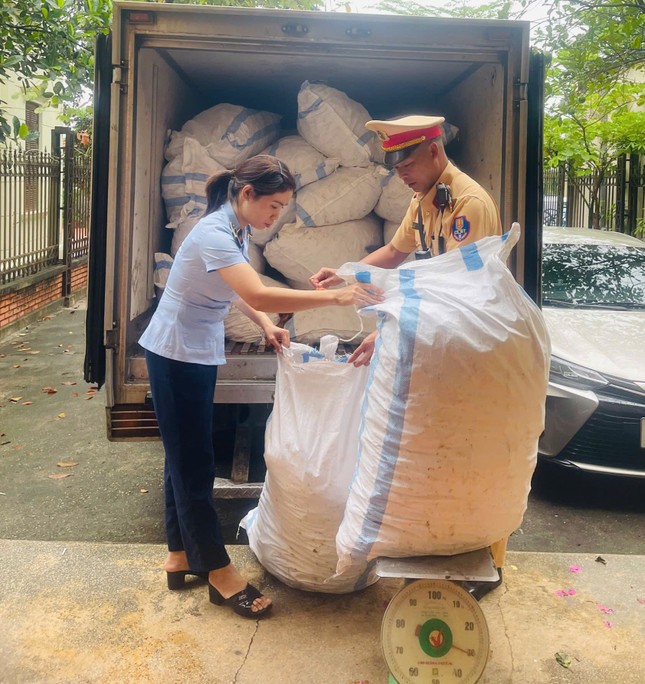 Hà Nội: Bắt giữ hơn 1 tấn chân gà chiên không rõ nguồn gốc ảnh 5