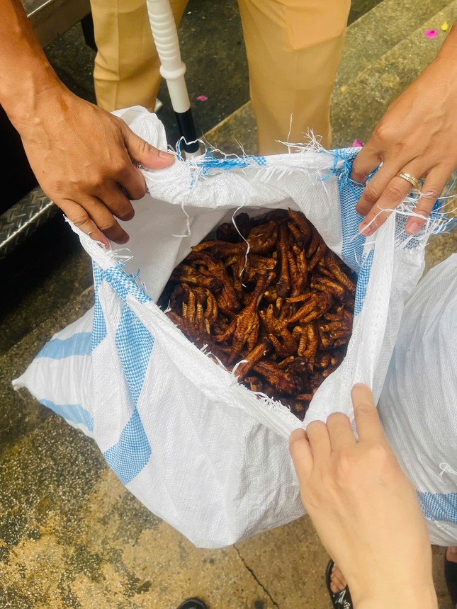 Hà Nội: Bắt giữ hơn 1 tấn chân gà chiên không rõ nguồn gốc ảnh 2