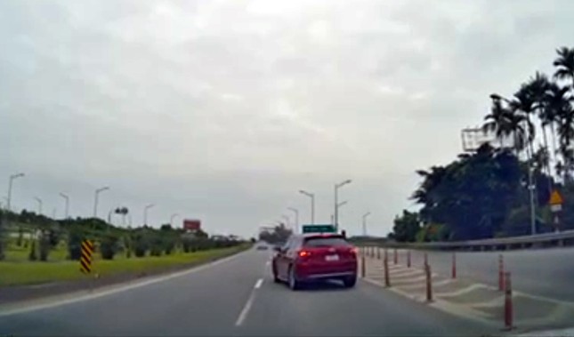 Tài xế lùi xe trên cao tốc Hà Nội – Thái Nguyên bị phạt 35 triệu đồng ảnh 2