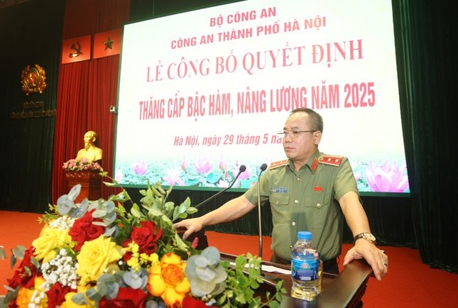 Thăng cấp bậc hàm, nâng lương cho hơn 5.600 cán bộ, chiến sĩ Công an Hà Nội ảnh 1