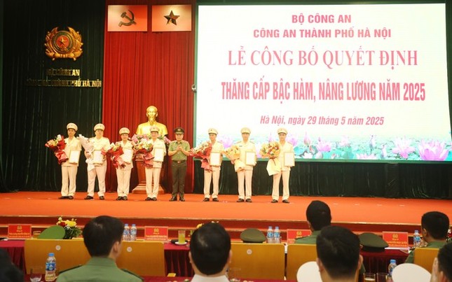 Thăng cấp bậc hàm, nâng lương cho hơn 5.600 cán bộ, chiến sĩ Công an Hà Nội ảnh 2