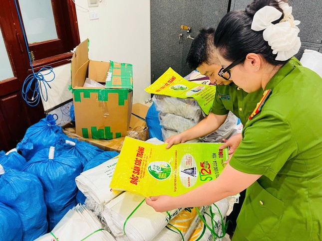 Hà Nội: Hai chủ cửa hàng bắt tay sản xuất, tiêu thụ hàng chục tấn gạo ST25 giả ảnh 2