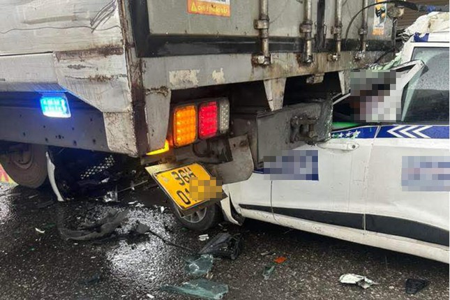 Taxi bất ngờ tông vào đuôi ô tô tải, tài xế tử vong tại chỗ ảnh 1