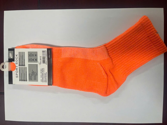 Khởi tố đối tượng sản xuất 200.000 đôi tất giả Nike, Adidas ảnh 4
