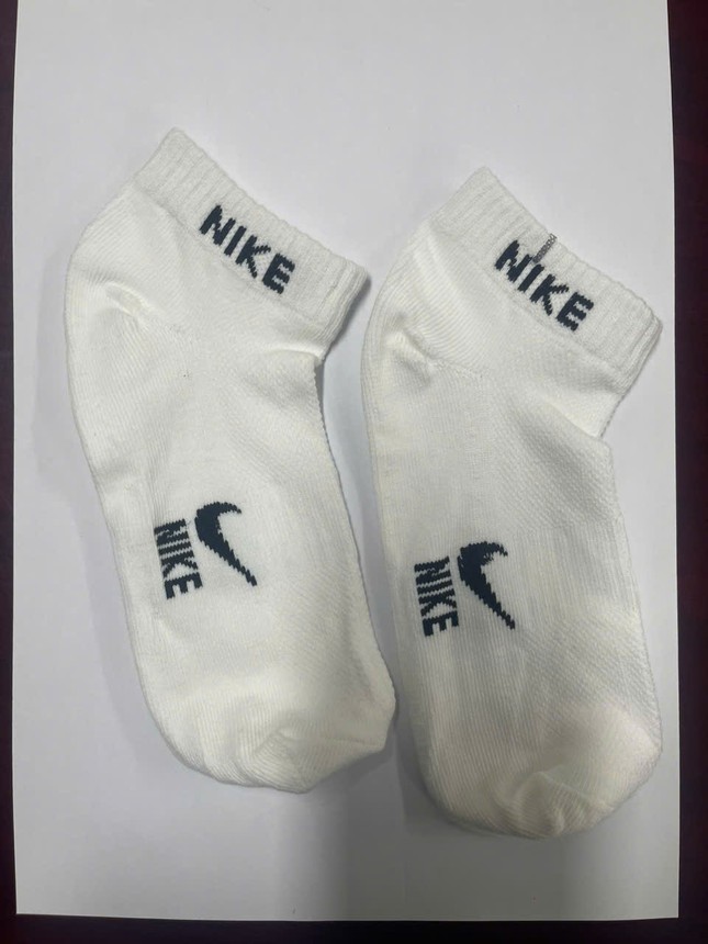 Khởi tố đối tượng sản xuất 200.000 đôi tất giả Nike, Adidas ảnh 5