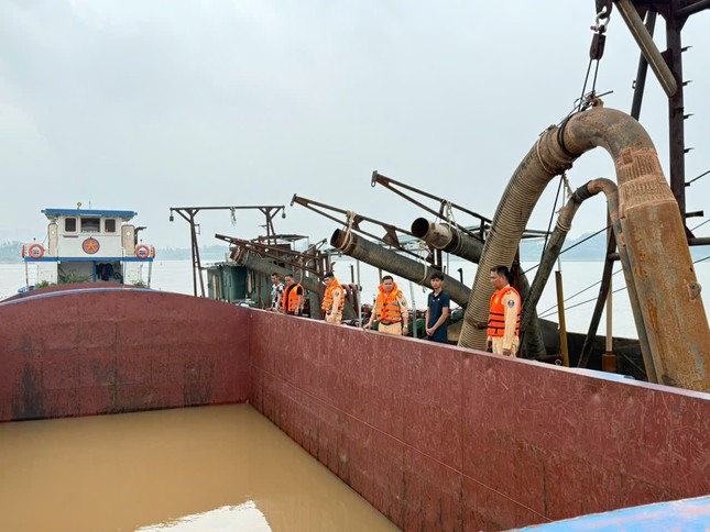 Cảnh sát truy đuổi, bắt giữ 2 tàu hút cát trái phép bỏ chạy trên sông Hồng ảnh 1