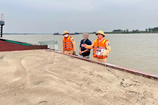 Hà Nội mở cao điểm truy quét &apos;cát tặc&apos; trên sông ảnh 1
