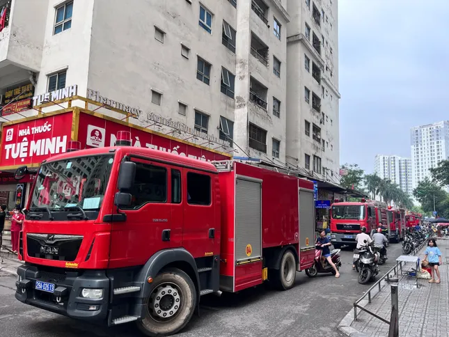 Cháy chung cư ở Hà Nội, khói đen cuồn cuộn bốc ra từ tầng 14 ảnh 2